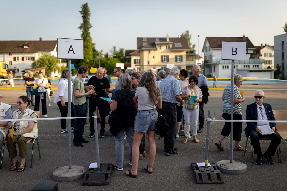 Stimmberechtigte finden ihren Platz in den Sektoren 